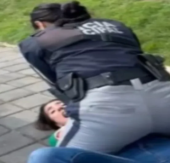 video-exhibe-detencion-mujer-parque-1 video-exhibe-detencion-mujer-parque-1