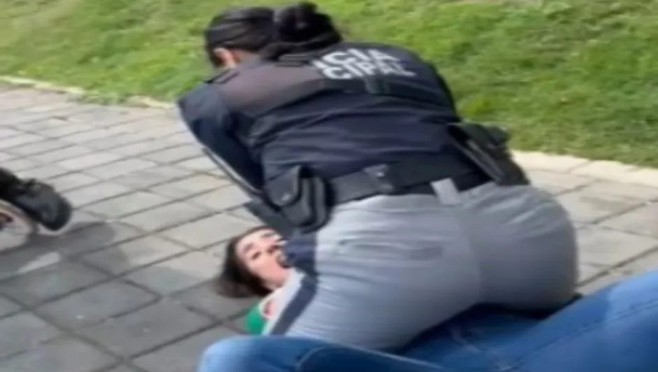 video-exhibe-detencion-mujer-parque